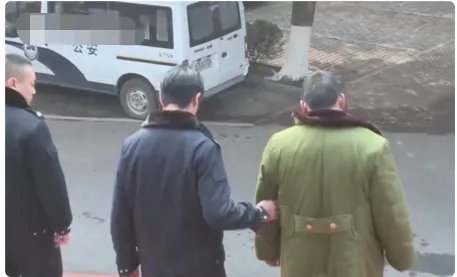 败光钱谎称被抢为什么还捅自己一刀?