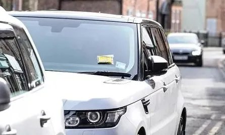 桑切斯因何违停而被罚款？