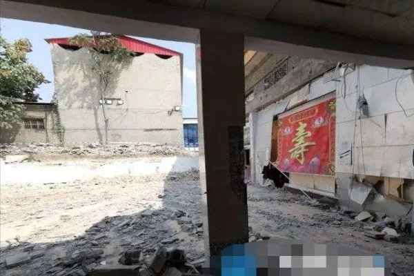 山西坍塌饭店过寿老人痛哭下跪道歉，为啥引起网友怒骂媒体？