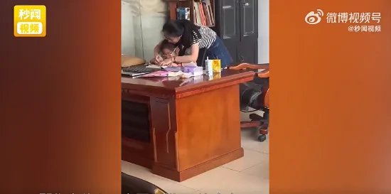 妈妈辅导作业逐渐暴躁爸爸一旁偷笑 网友：你还好吗