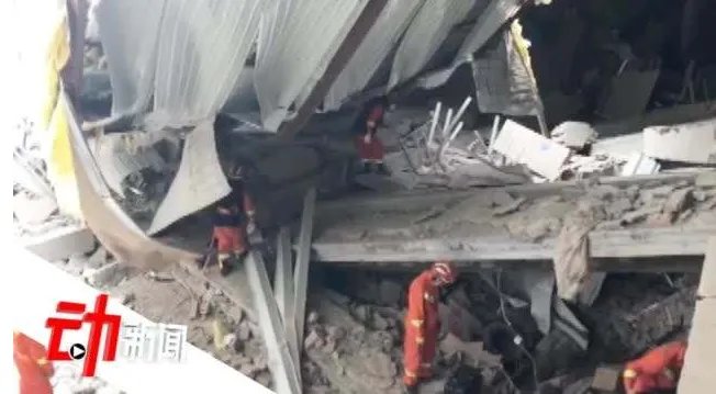 哈尔滨一仓库坍塌至少7人被困,事故原因是什么?