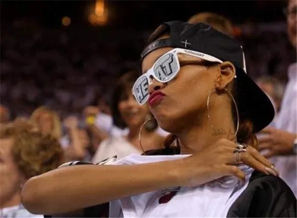 蕾哈娜晒大胆照祝贺詹姆斯夺冠 蕾哈娜有多喜欢詹姆斯在一起过吗