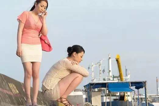 青山葵资料简介：混血女神青山葵有一双绝佳的长腿