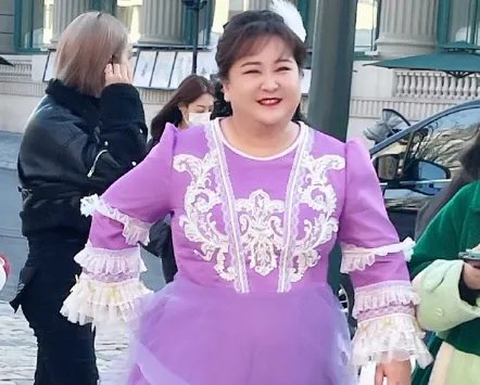 贾玲穿紫色公主裙录综艺被偶遇，你觉得她这个造型怎么样？