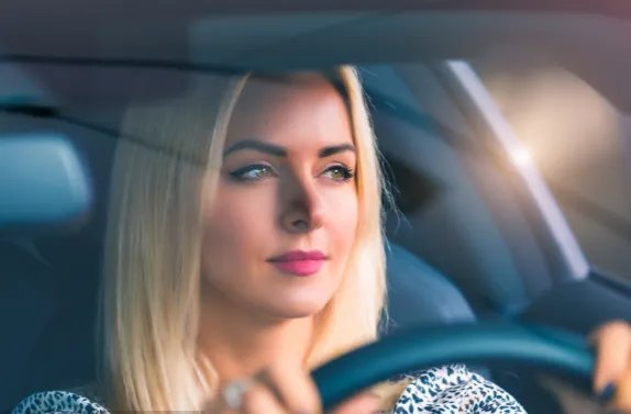 对于女司机开着引擎盖盲开半小时一事,你怎么看?