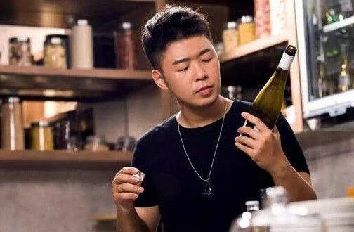 杜海涛背三万多的包包，他是凭什么背的起这么贵的包包？