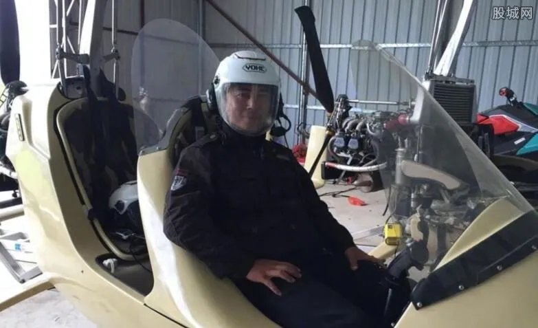 男子11年造200架飞机 已获国外千万订单