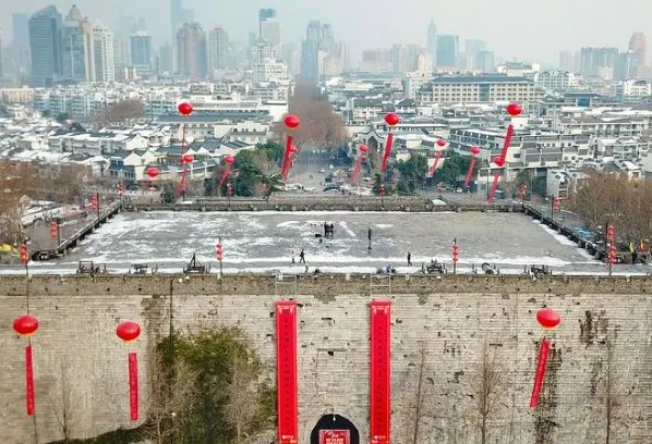 南京600年明城墙挂春联是为了迎新年吗?