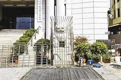 海关石狮关进笼子 官方称防台风天高空坠物