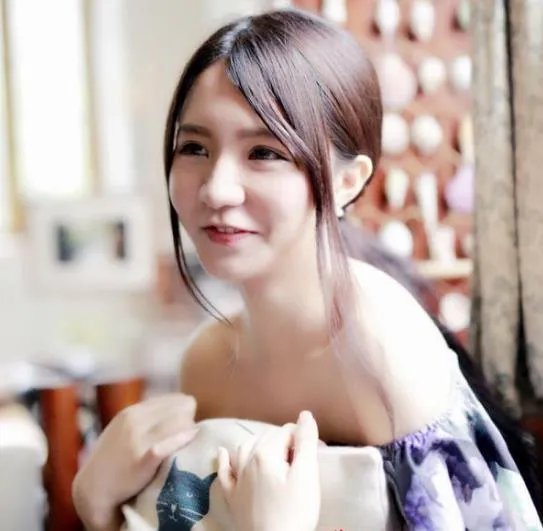 95后萌妹佛系暑假:林舟瑾长相清纯身材好(图)