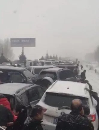 哈伊高速多车相撞是怎么回事？