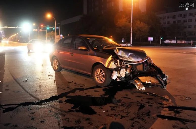 村民驾车撞村支书 逃逸发生车祸被烧身亡