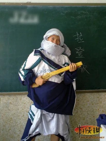 大奶&小内亮瞎双眼！细数校服的32种奇葩穿法