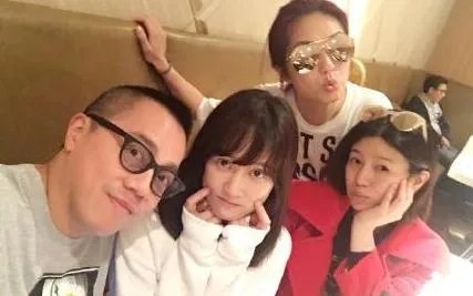 陈乔恩陈妍希合影 陈乔恩捧脸戳腮卖萌