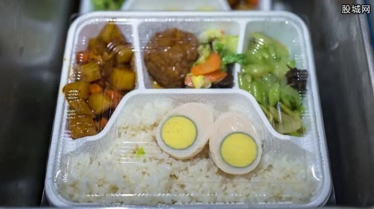 小伙给工人加菜 自费给陌生人加菜令人感动