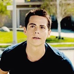 女生军训被马蜂爬嘴一动不动,遇到这种情况该怎么办?