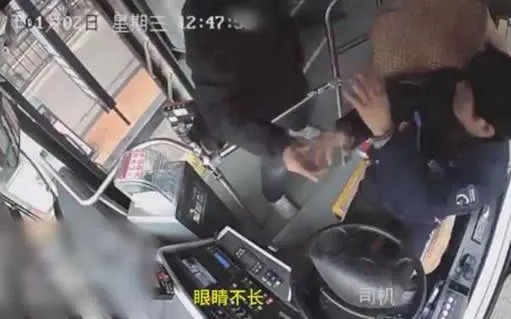 公交司机被扇耳光具体怎么回事:公交司机被扇耳光详情