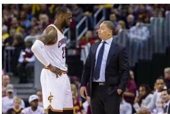 骑士主帅事因身体原因离队啊？