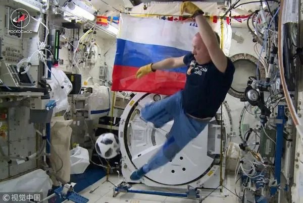 俄宇航员在太空是怎么踢球的?