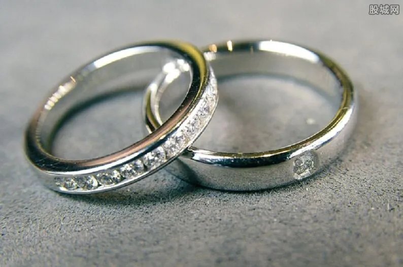 误将钻戒当垃圾扔 钻戒一克拉多少钱