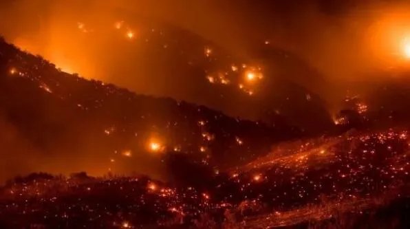 美加州大火再升级 燃烧面积已达23万英亩