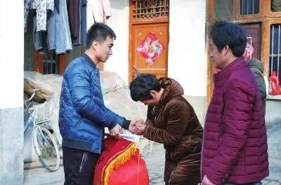 小伙跳冰河救男童 全村开大会为其点赞