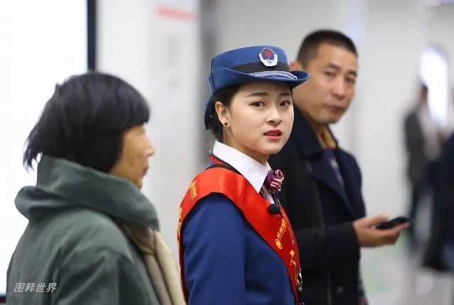 杭州地铁女神成网红,你怎么看?
