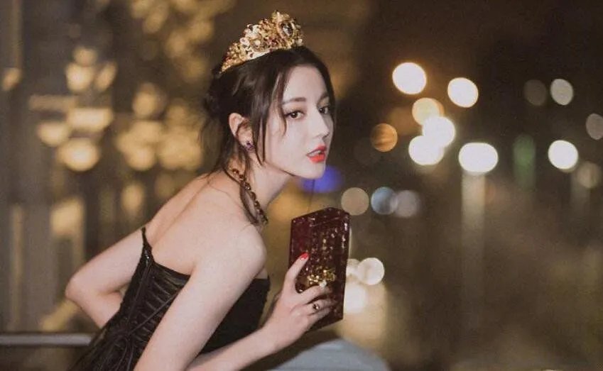 迪丽热巴肚子上怎么有妊娠纹 真实迪丽热巴素颜照片