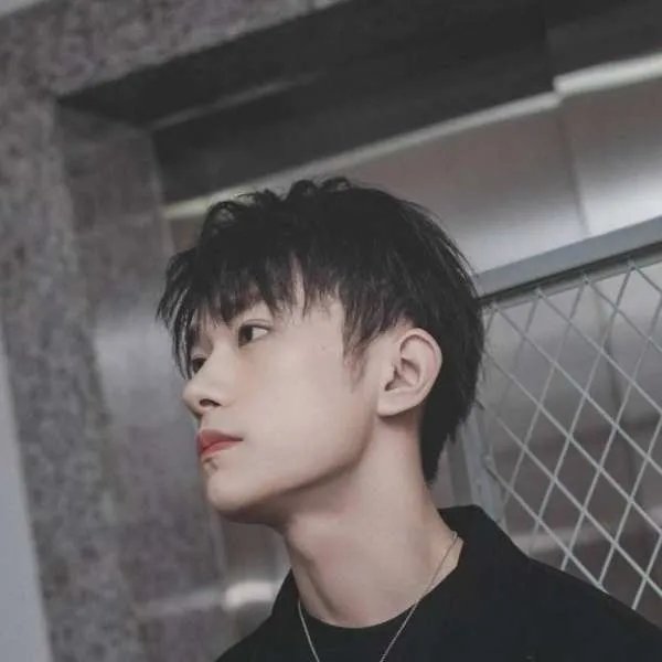 伪造易烊千玺代言合同诈骗案宣判，该案诈骗犯被判了几年？