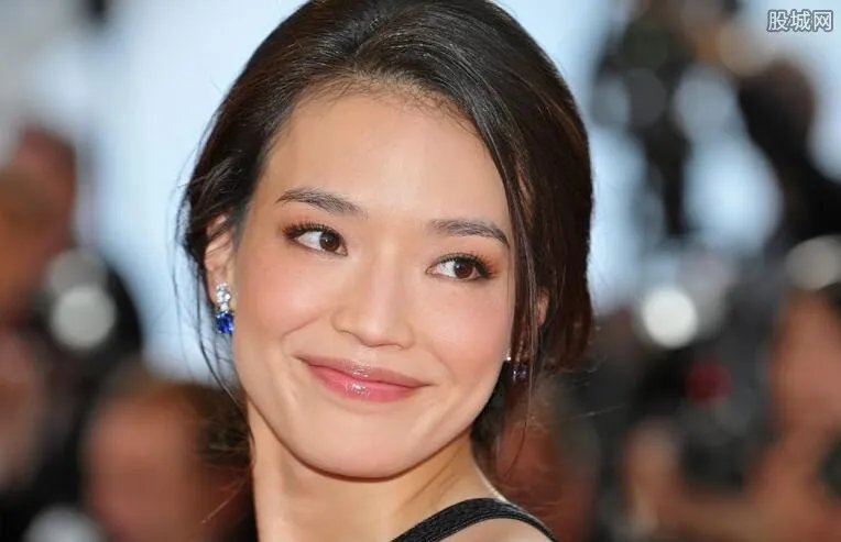 舒淇素颜现身街头 无女神光环发型凌乱还抠鼻