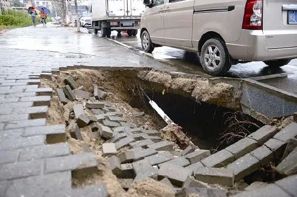 重庆武隆人行道垮塌行人掉入坑中，掉入塌陷坑如何求生？