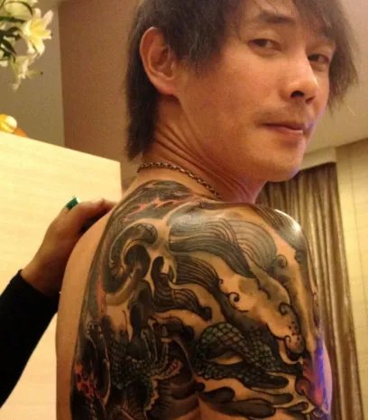 音乐才子黄品源纹身照片曝光 内地首唱新歌即兴创作引高潮