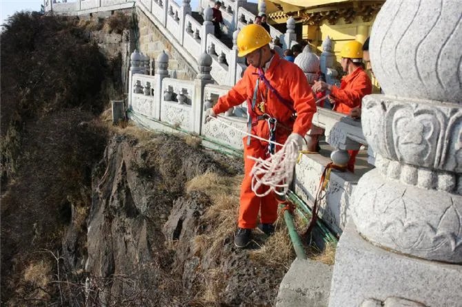 峨眉山蜘蛛侠90度崖壁捡垃圾，看此场景游客还扔垃圾吗？