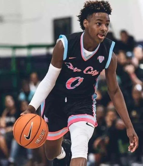 詹姆斯儿子接受手术，手术情况如何？