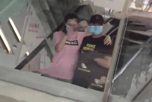 郑恺苗苗现身妇产医院 奉子成婚遭实锤？