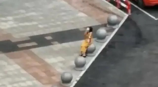 北京一女子在商场吃饭时被通知核酸检测阳性崩溃大哭值得同情吗？