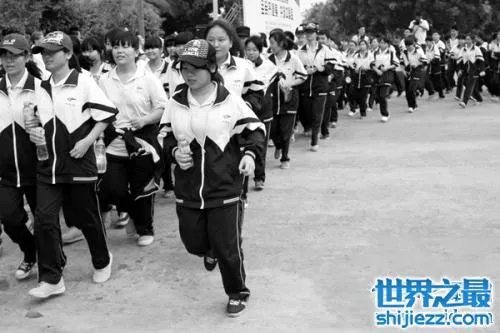 中国丑到爆的奇葩校服,这个校服令学生恐惧。