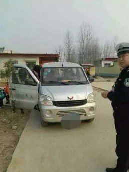 昆明黑校车超员是怎么回事？