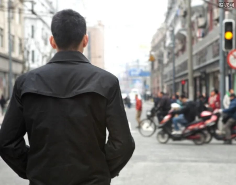 小伙恋上41岁女网友 遭亲妈极力反对