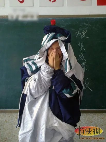 大奶&小内亮瞎双眼！细数校服的32种奇葩穿法