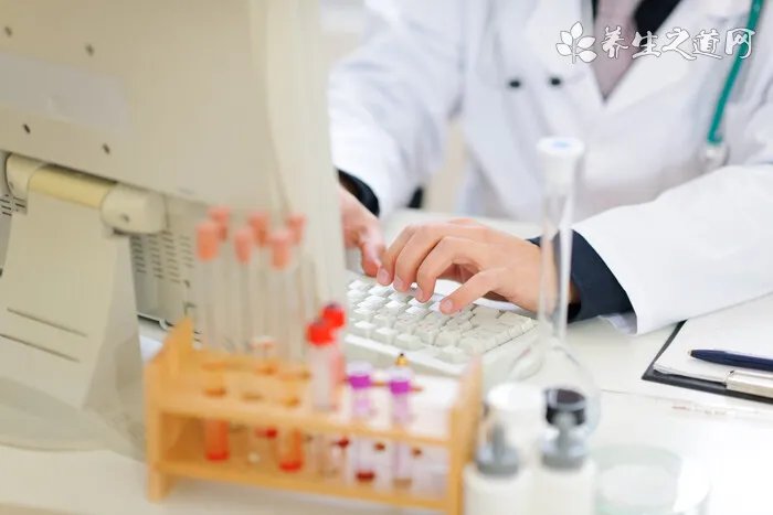 小狗舔脚是怎么回事啊