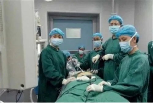 医生报警抢救孕妇 孕妇命悬一线，丈夫拒绝手术还大骂医生