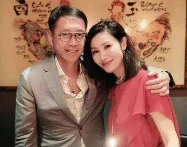 李嘉欣与老公合影，李嘉欣老公比她大几岁