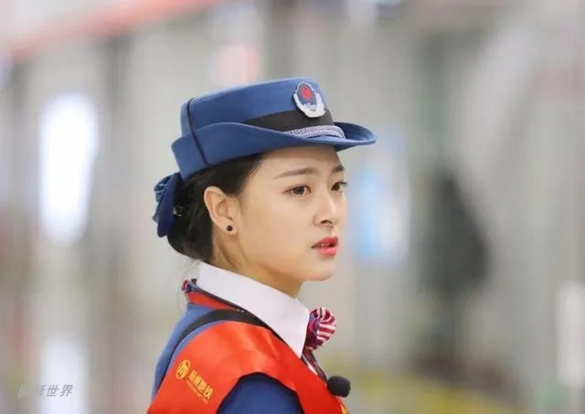 杭州地铁女神成网红,你怎么看?
