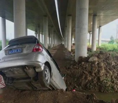 开导航驾车进水沟是怎么回事？