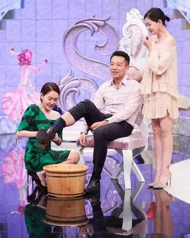 小S为姐夫汪小菲洗脚：大S一旁陪伴不尴尬（图）