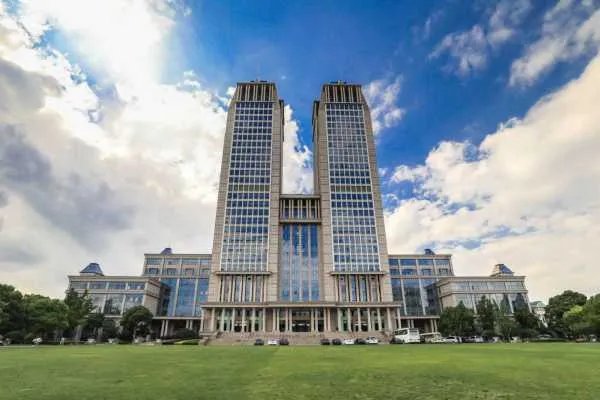 俞敏洪建议读大学去大城市，你认为他的建议对吗？