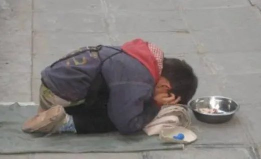 乞讨钉子户被儿子开车接送上下班，乞丐成为一种职业了吗？