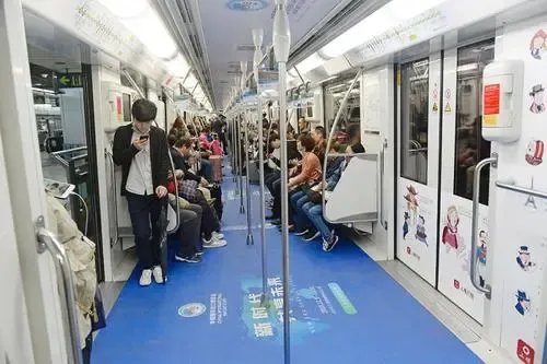 专家谈郑州地铁事故，列车无逃生门，列车该不该设置逃生门？