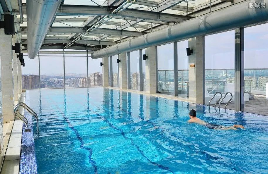 上海现悬空泳池 底部全透明24楼可一览地面